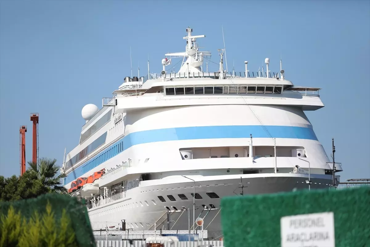 Kruvaziyer Samsun Limanı\'na Demirledi