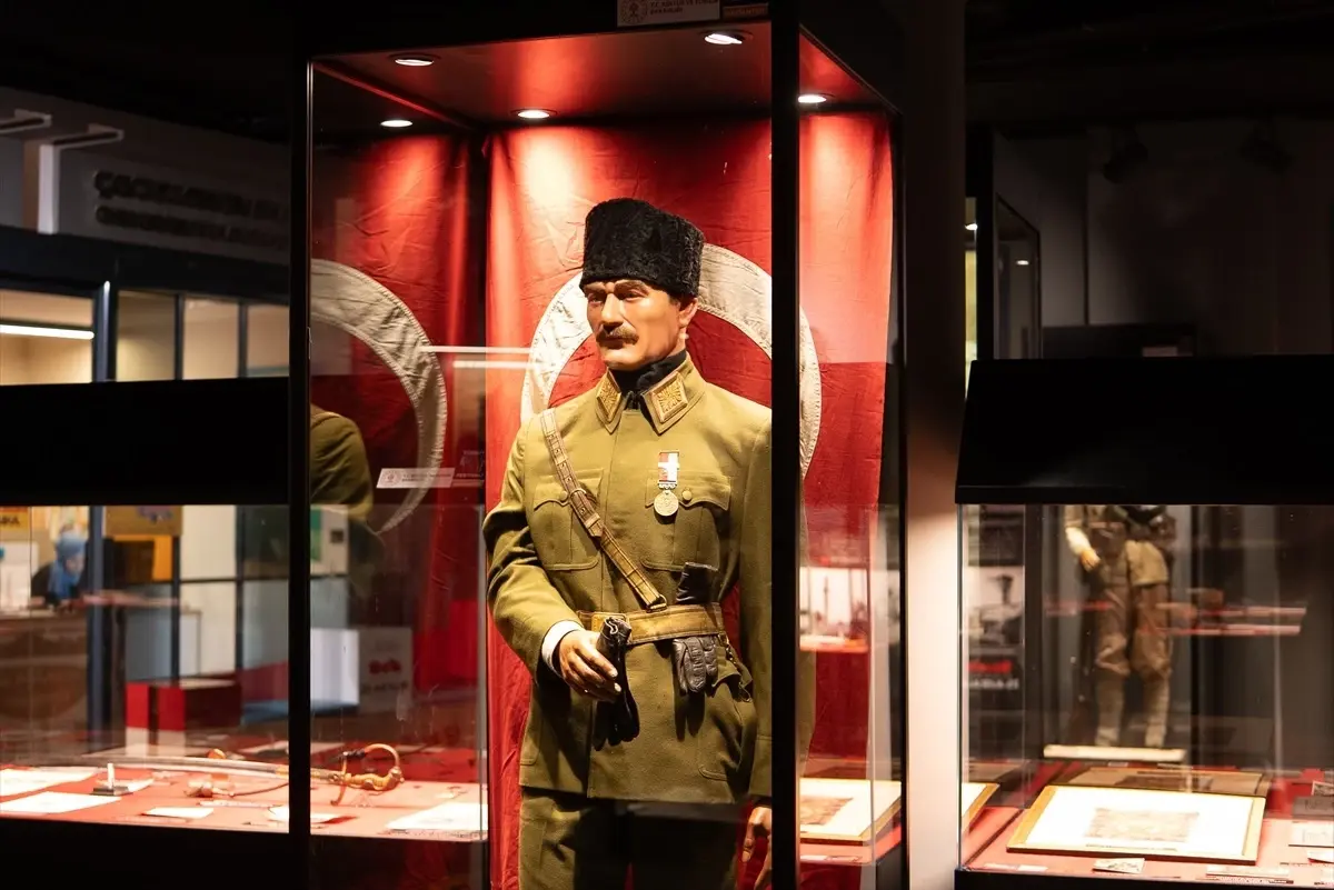 Atatürk\'ün Üniforması ve Kılıcı Sergilendi