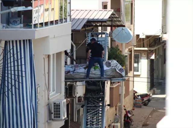 Görüntü Türkiye'den! 310 kiloluk cenazeyi evden böyle çıkardılar