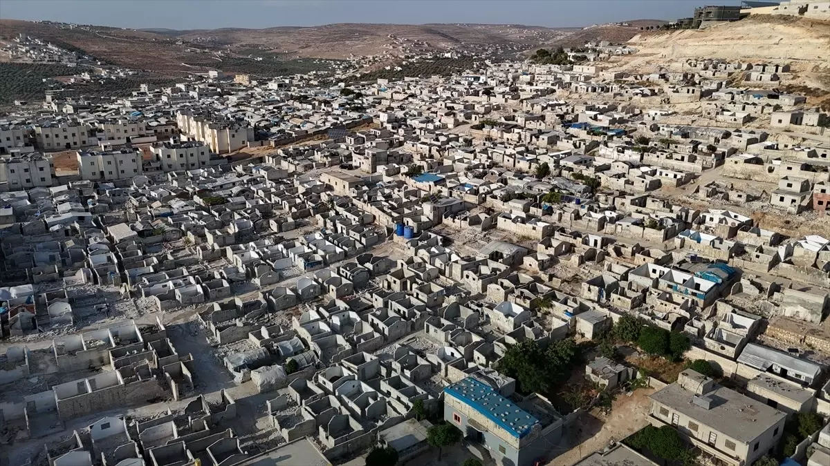 Baas rejiminin devrilmesinin ardından binlerce Suriyeli sivil evlerine dönmeye devam ediyor