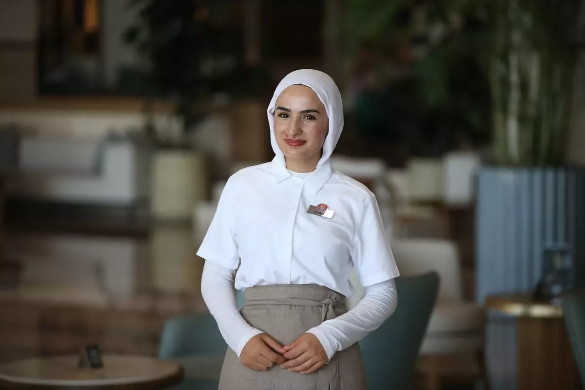 Sınav çıkışı babasının çiçeklerle karşıladığı Çimen, hayallerine kavuştu
