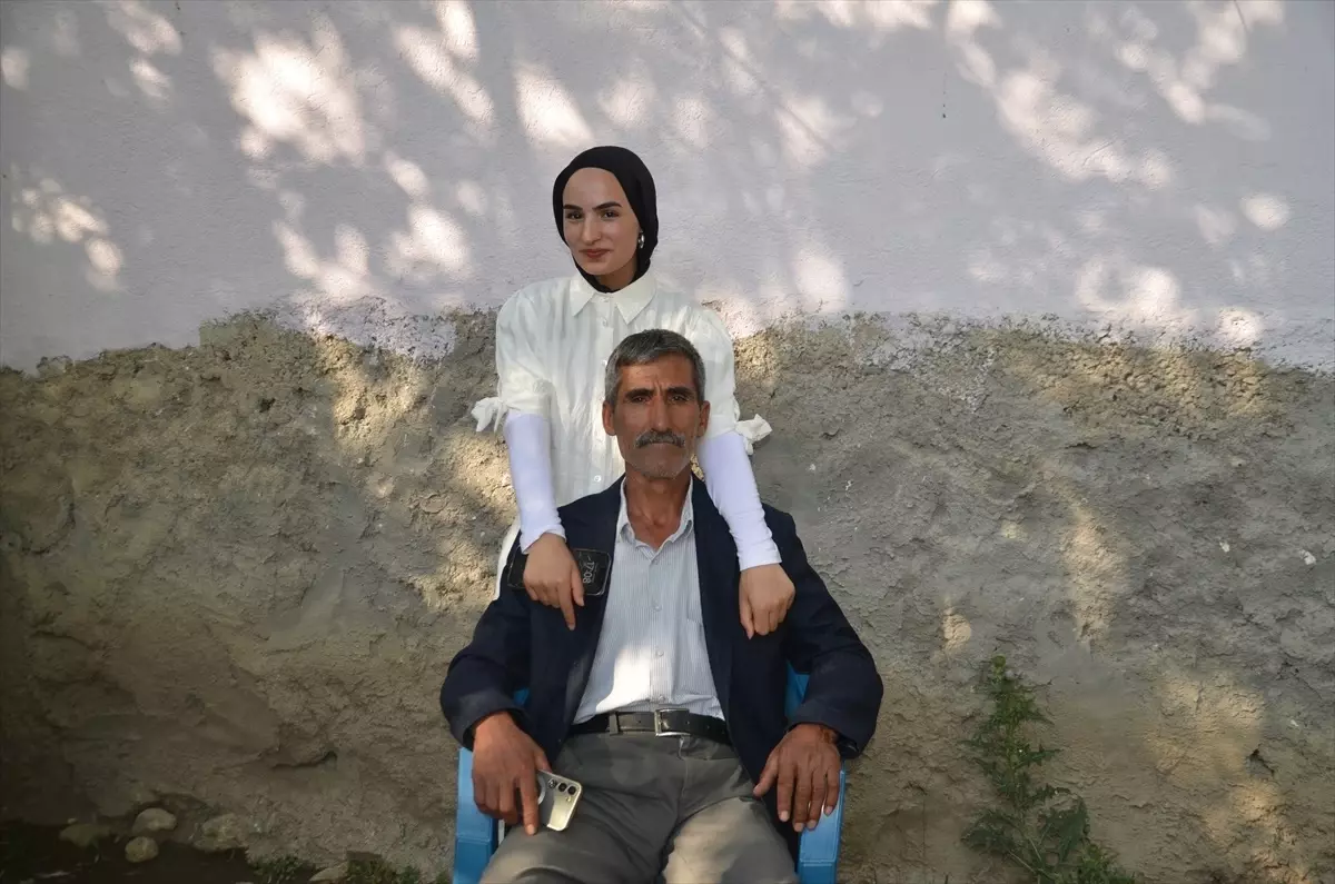 Babası Çiçekle Karşıladı, Kızı YKS\'de Başarılı Oldu