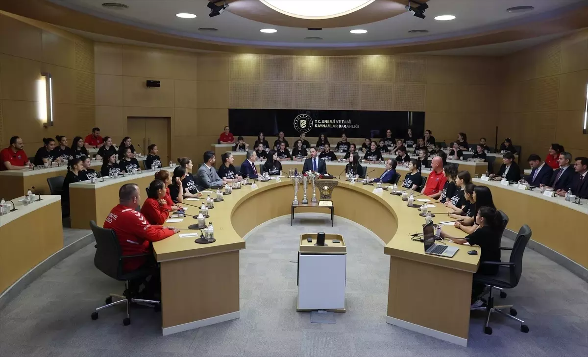 BOTAŞ Spor Kulübü Şampiyonları Bakan Bayraktar\'ı Ziyaret Etti