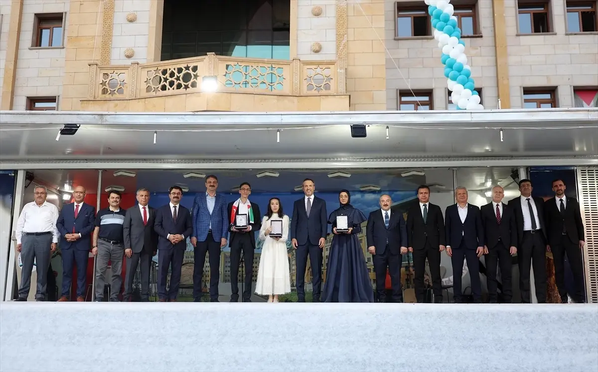 Bakan Bayraktar, Tevfik İleri Anadolu İmam Hatip Lisesi\'nde mezuniyet törenine katıldı