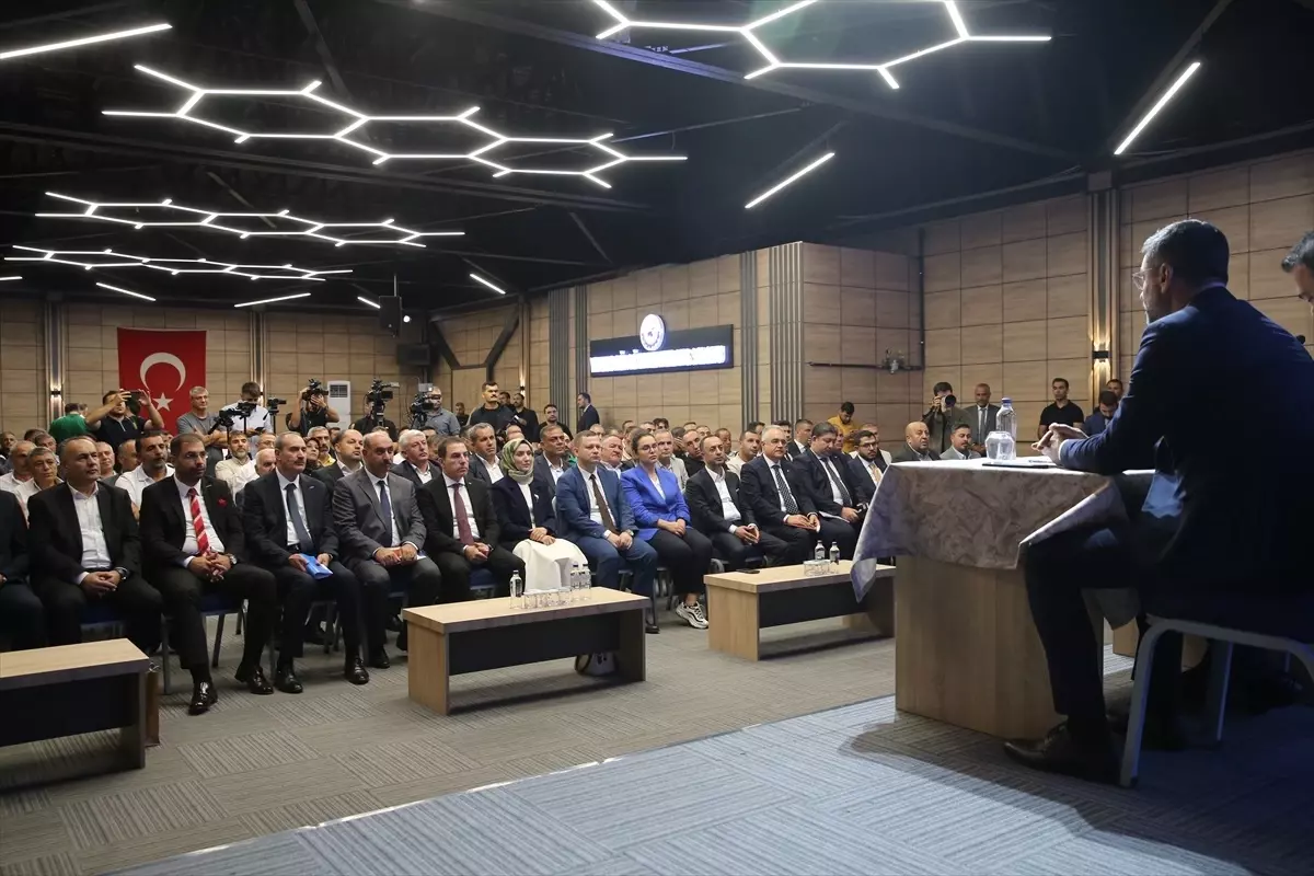 Bakan Işıkhan, Bitlis\'te "Türkiye Yüzyılı\'nda Çalışma Hayatı Buluşmaları" programında konuştu Açıklaması