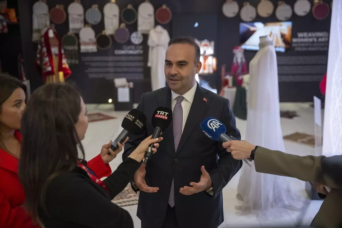 Bakan Kacır, Türkevi\'nde "Anadoludakiler" sergisini gezdi Açıklaması