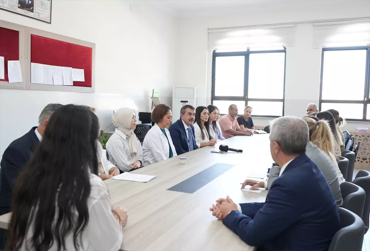 Bakan Tekin, Gaziantep\'te bir okula sürpriz ziyaret gerçekleştirdi