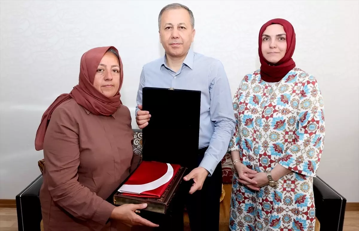 Bakan Yerlikaya, 2 yıl önce şehit olan çarşı ve mahalle bekçisi Halil Kara\'nın ailesini ziyaret etti