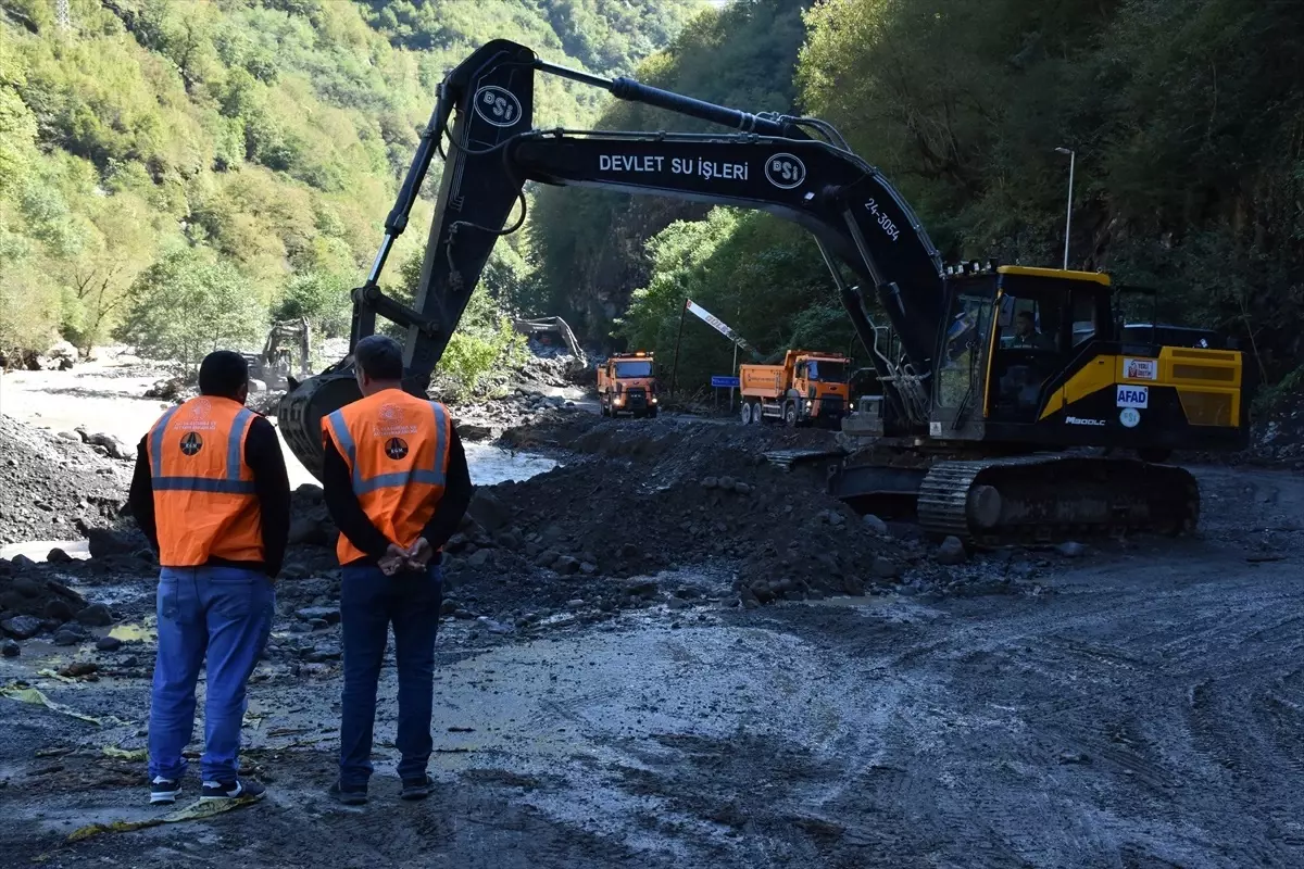 Bakanlar Artvin\'de Sel Çalışmalarını İnceledi