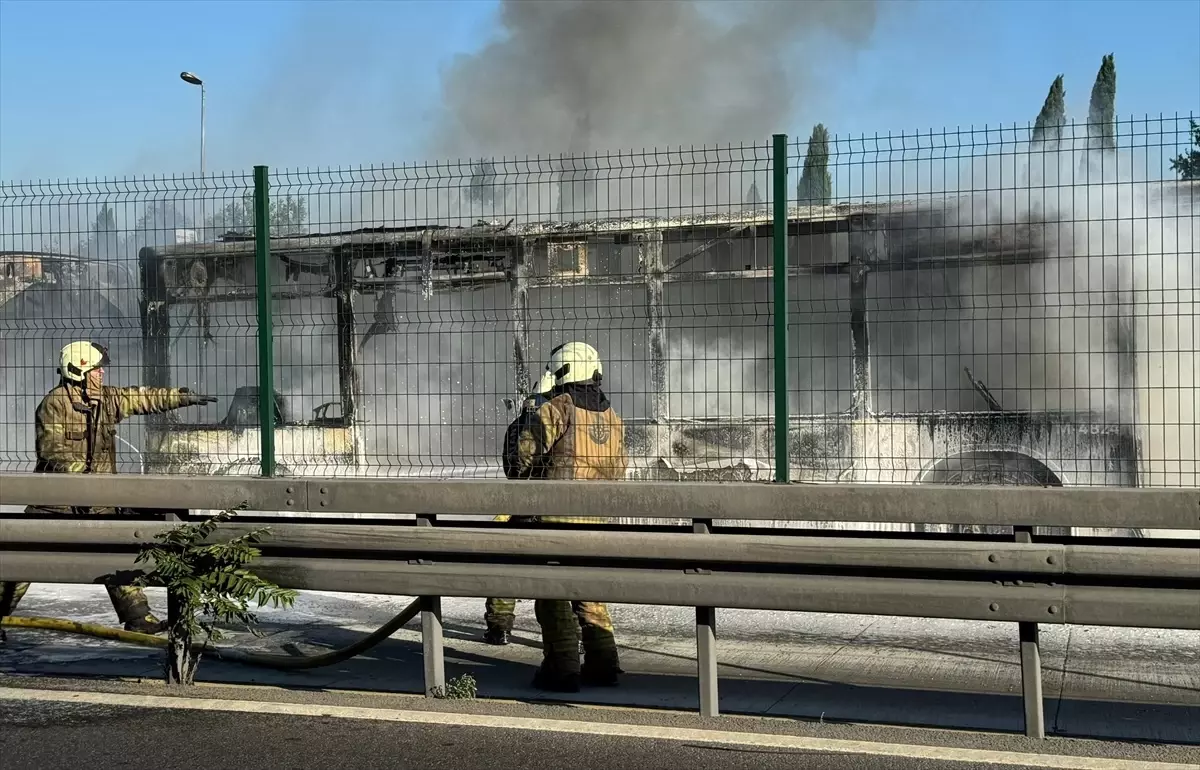 Bakırköy\'de Metrobüste Yangın