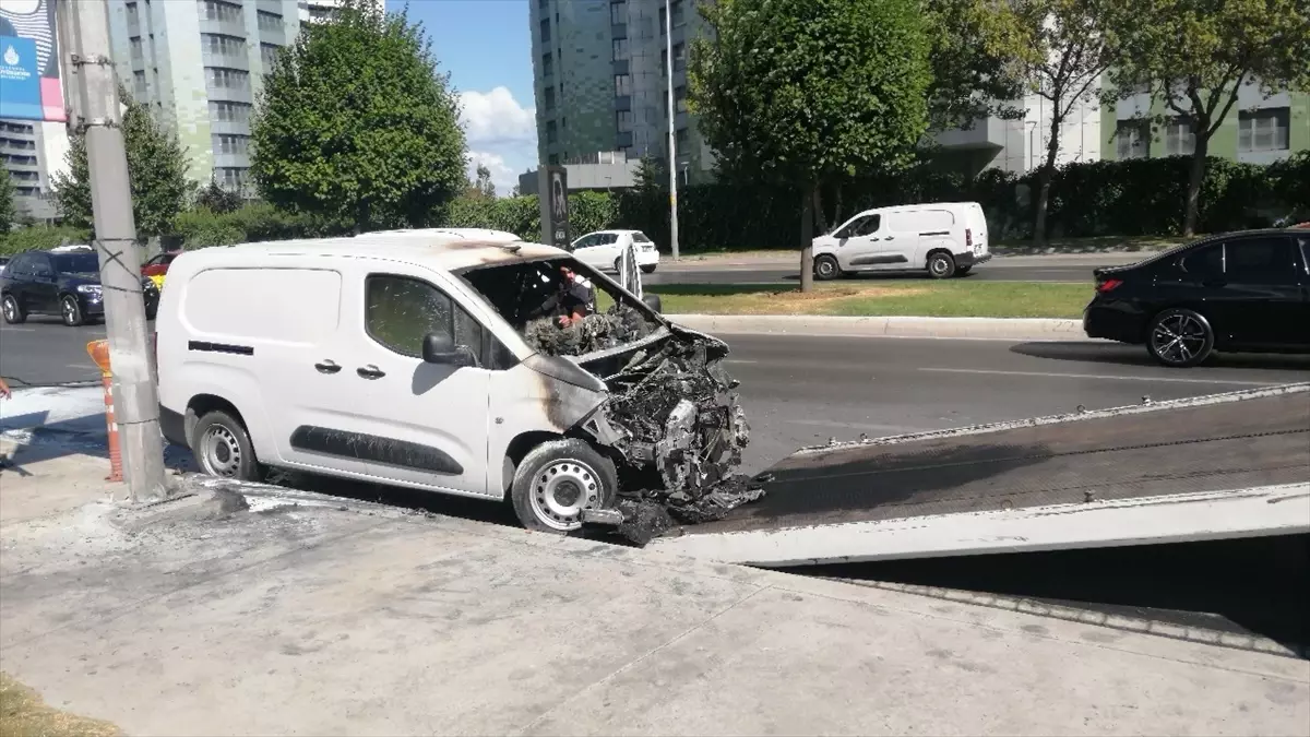 Bakırköy\'de Ticari Araç Yangını