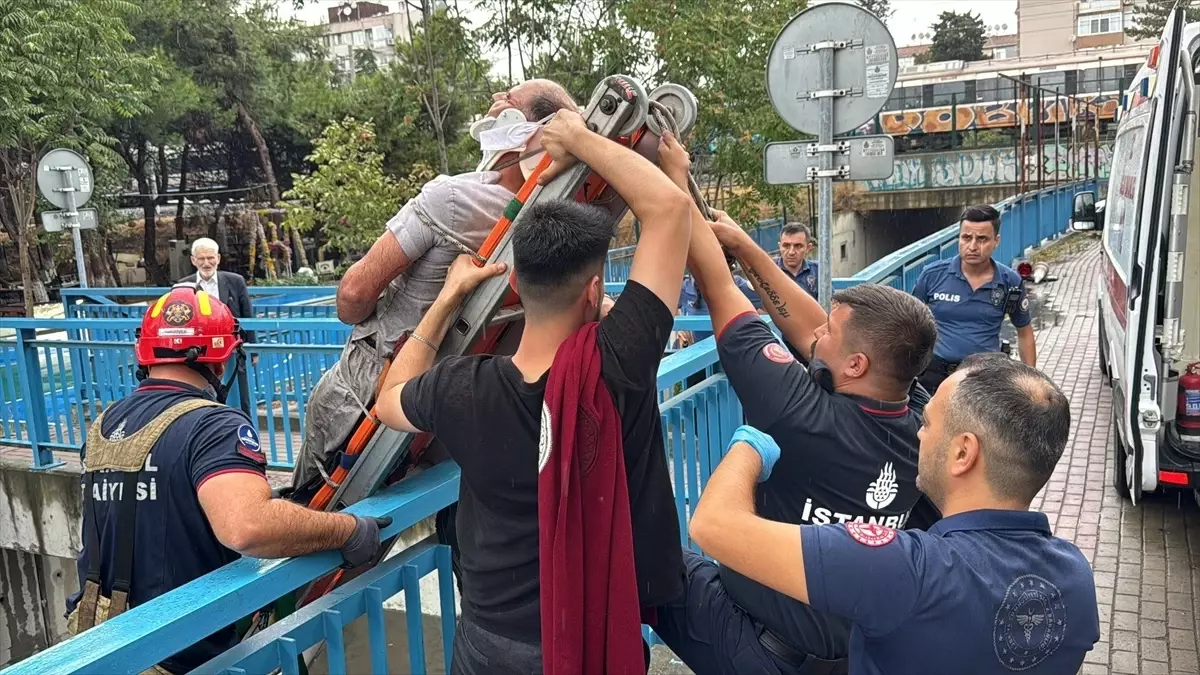 Bakırköy\'de Su Kanalına Düşen Adam Kurtarıldı