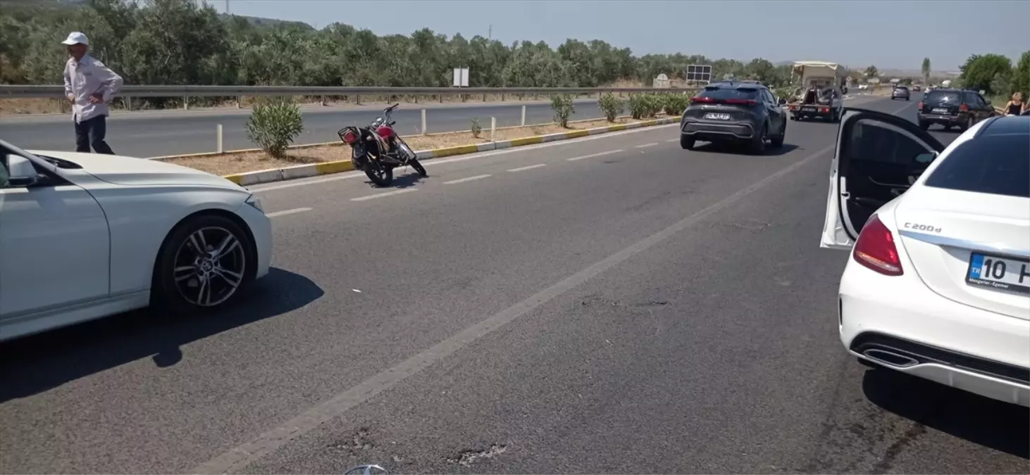 Ayvalık\'ta Trafik Kazası: 3 Yaralı