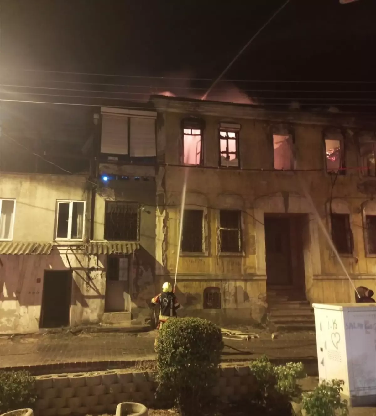 Edremit\'te Tarihi Bina Yangını