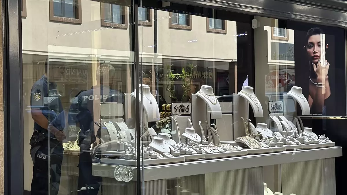 Kuyumcuda Tırnakçılık: Hırsızlar Yakalandı
