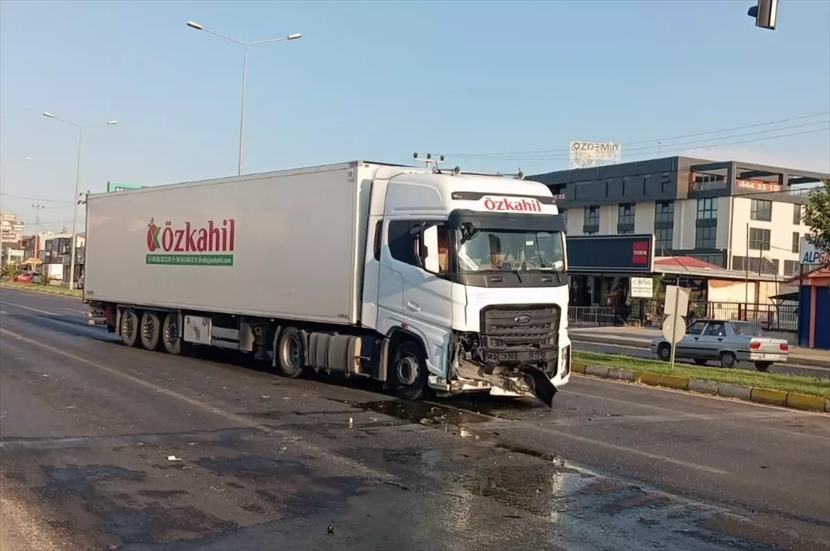 Edremit\'te Tır Otomobile Çarptı: Sürücü Yaralı