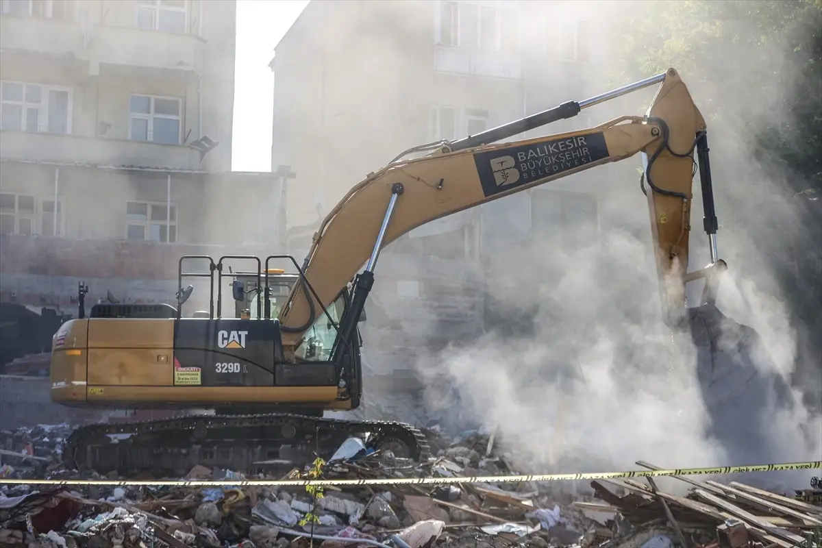 Sındırgı\'da Deprem Enkazında Çalışmalar Sürüyor