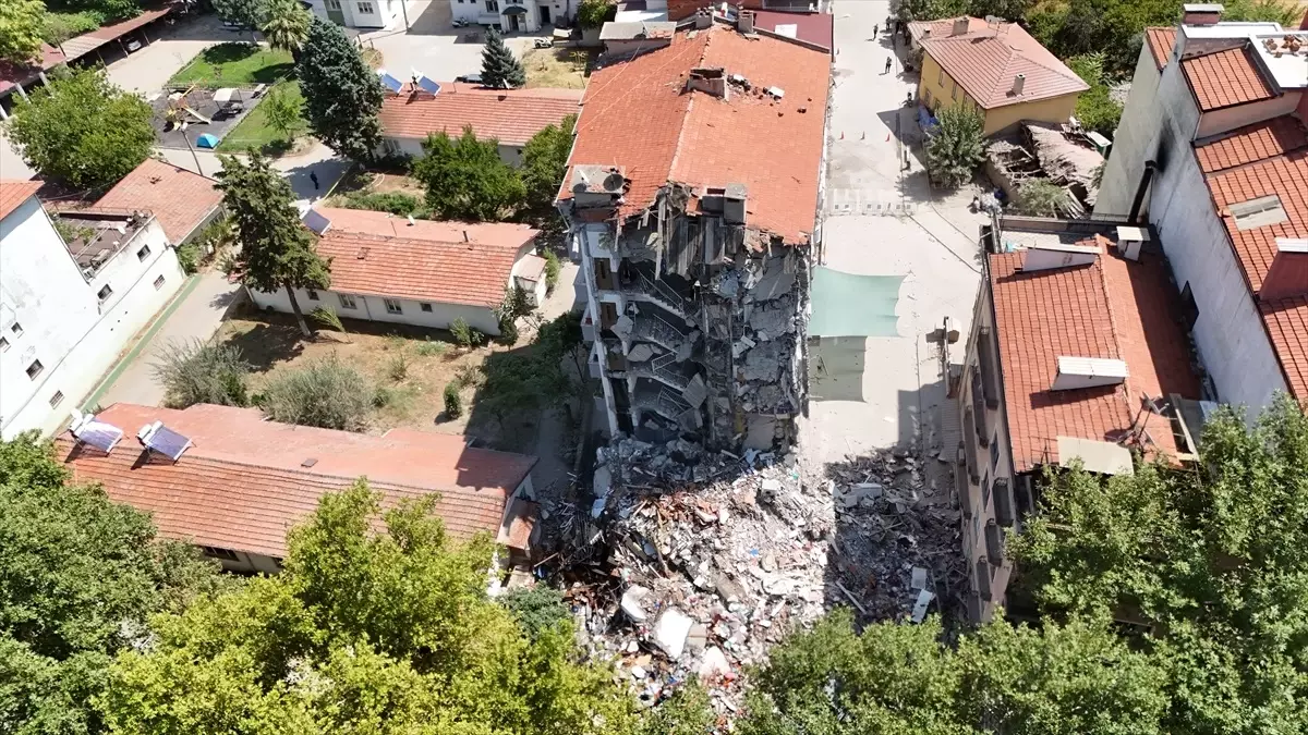 Balıkesir\'de Deprem Sonrası Yıkımlar Başladı