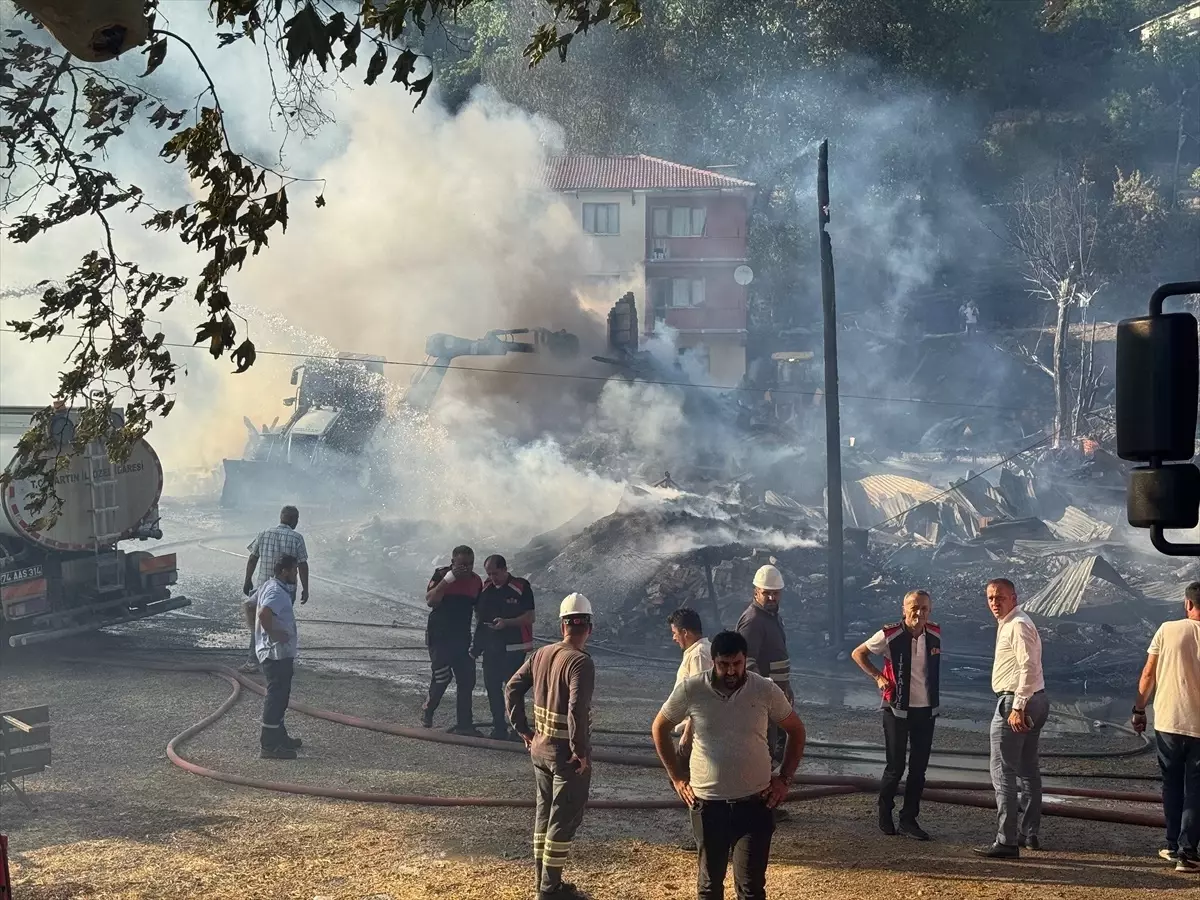 Bartın\'da Yangın: 2 Ev ve 2 Samanlık Yandı