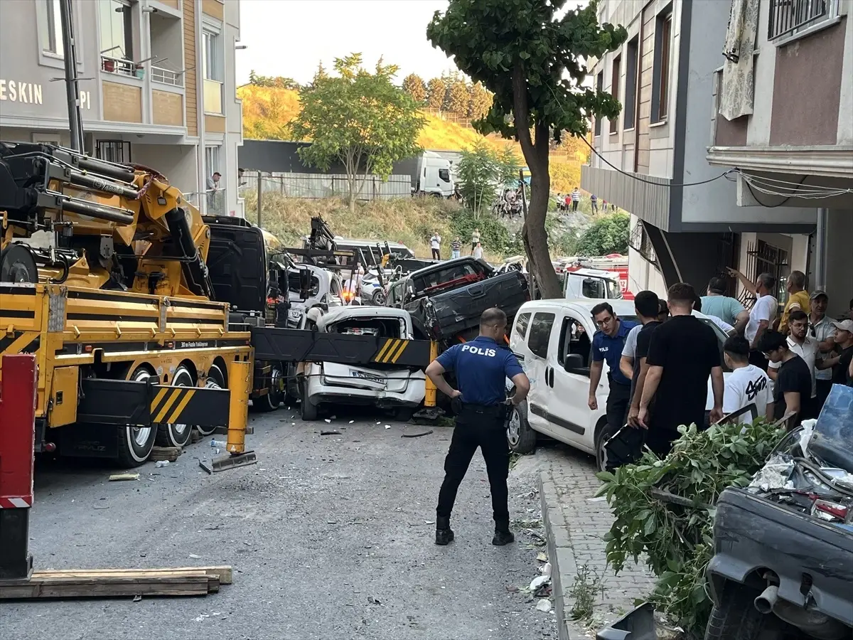 Başakşehir\'de Kontrolsüz Vinç 23 Araca Çarptı