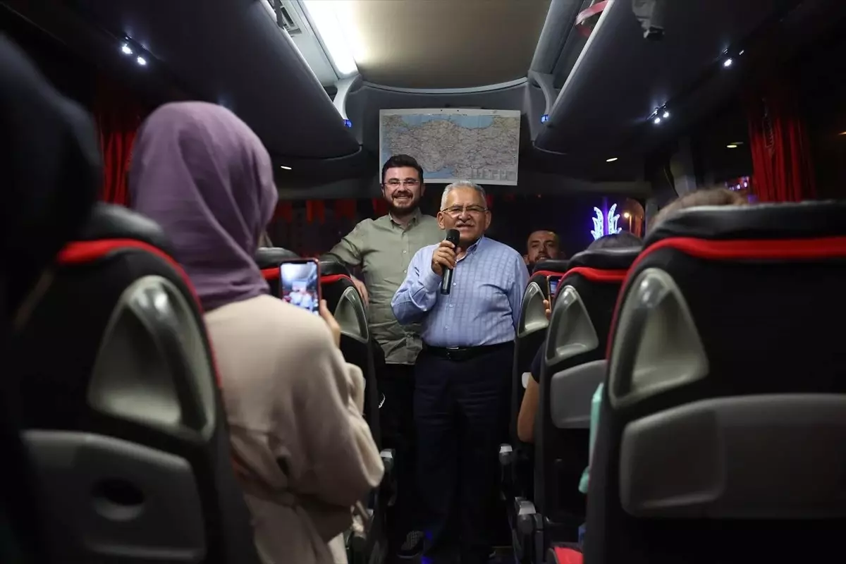 Başkan Büyükkılıç, TÜGVA\'nın düzenlediği "Yaz Okulları Şenliği"ne katılacak Kayseri heyetini uğurladı