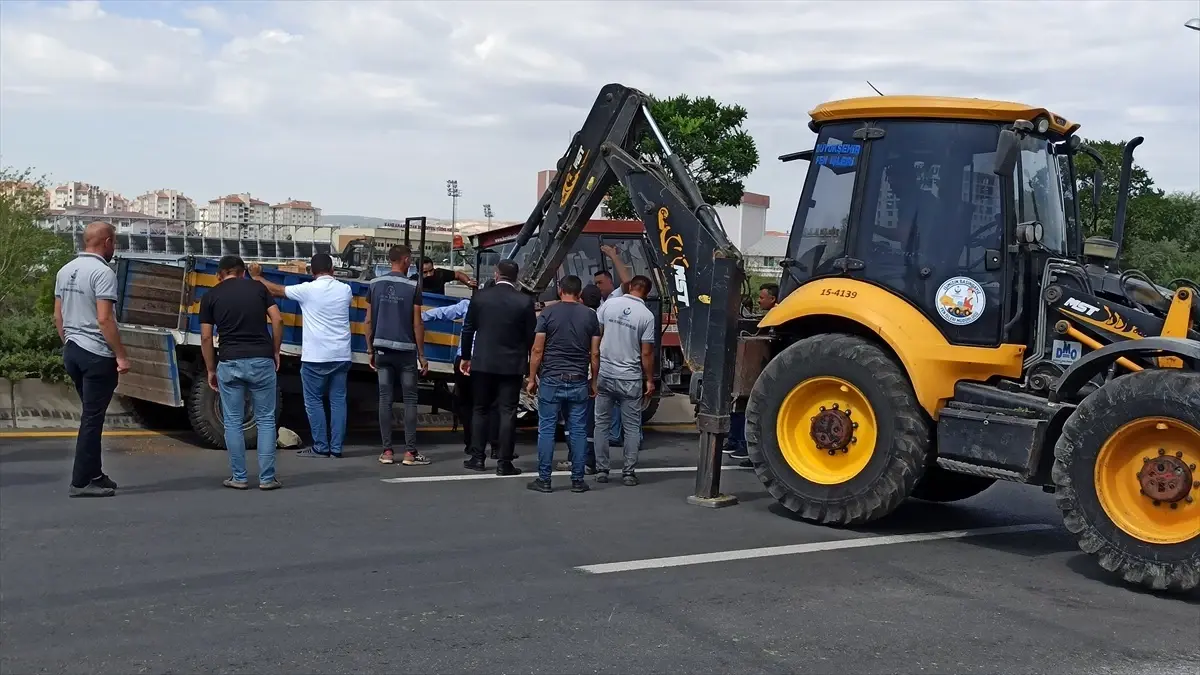 Kahramankazan\'da Kamyonet-Traktör Çarpışması: 3 Yaralı