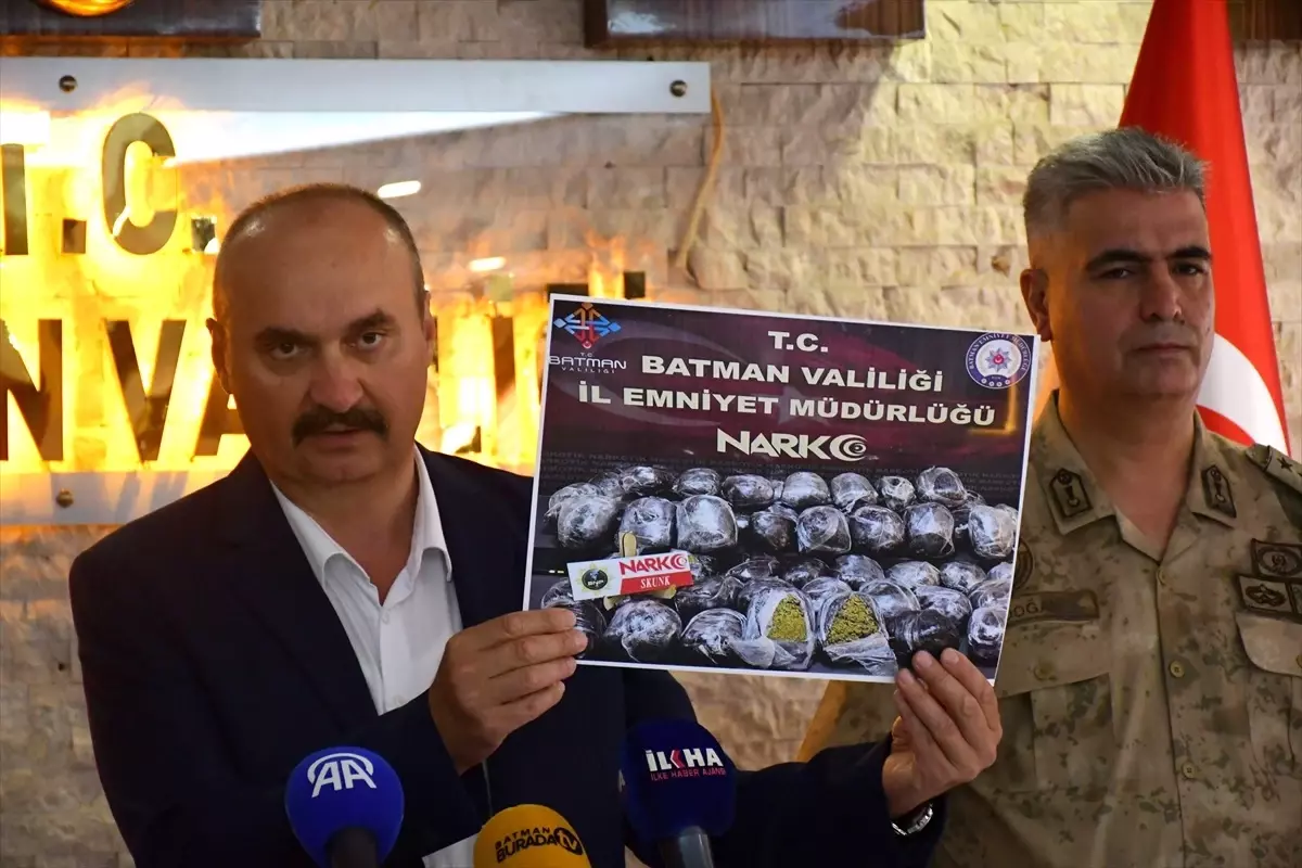 Vali Canalp\'tan Gençlere Banka Hesabı Uyarısı
