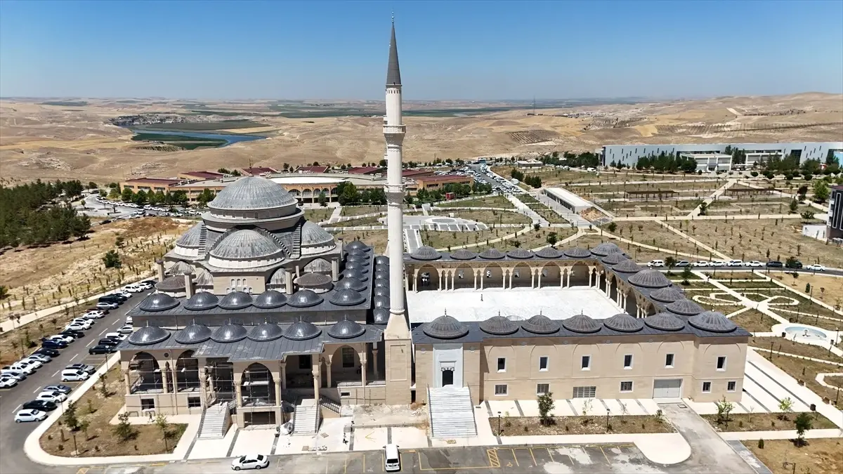 Batman Üniversitesi\'nde Dev Cami İnişaatı Tamamlanıyor