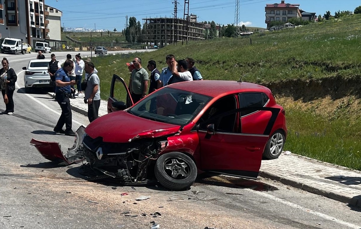 Bayburt\'ta Trafik Kazası: 4 Yaralı