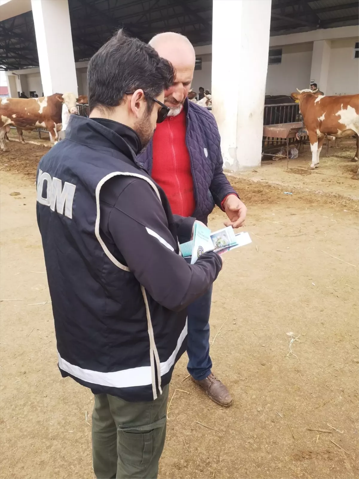 Bayburt\'ta Polis Hayvan Pazarında Uyardı