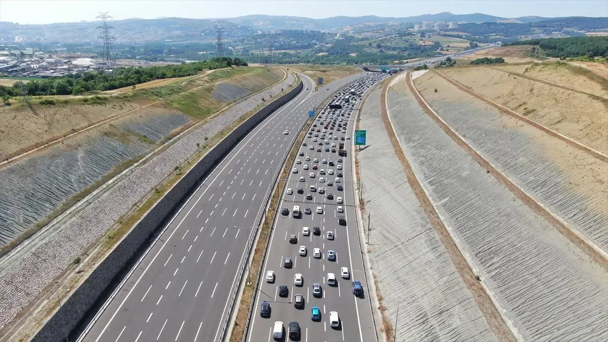 Kuzey Marmara ve Anadolu Otoyolu\'nda Yoğun Trafik