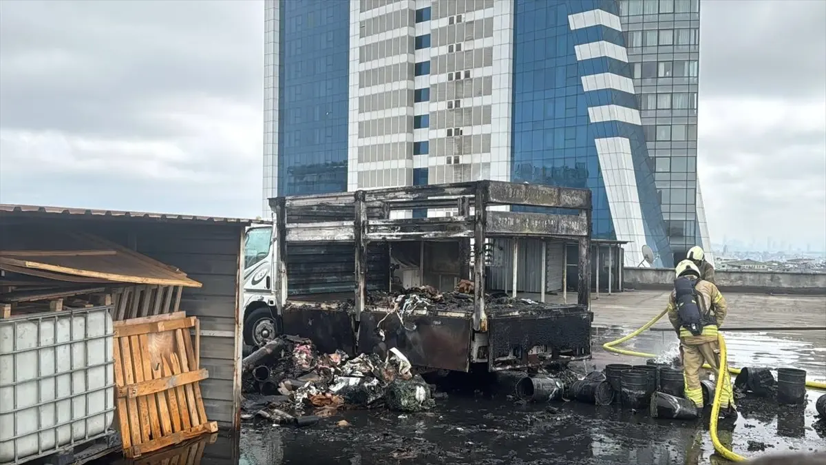 Bayrampaşa\'da Hurda Kağıt Yüklü Kamyonet Yandı
