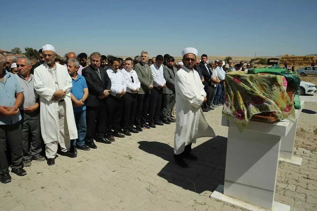 Destici, Özmen\'in Cenaze Törenine Katıldı