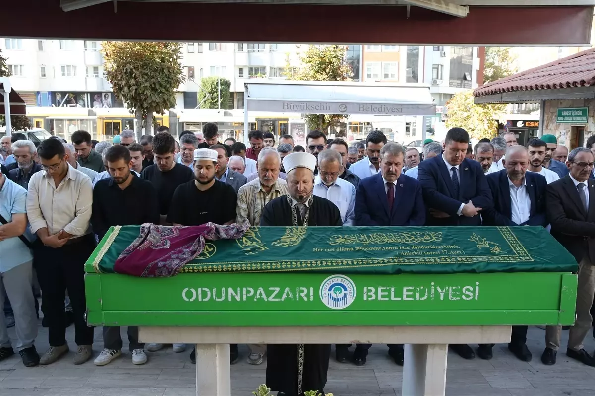 Destici, Cenazeye Katıldı
