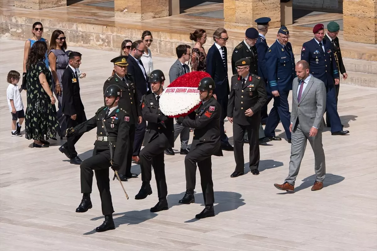 Belçika Savunma Bakanı, Atatürk\'ün mozolesinin önünde diz çöktü