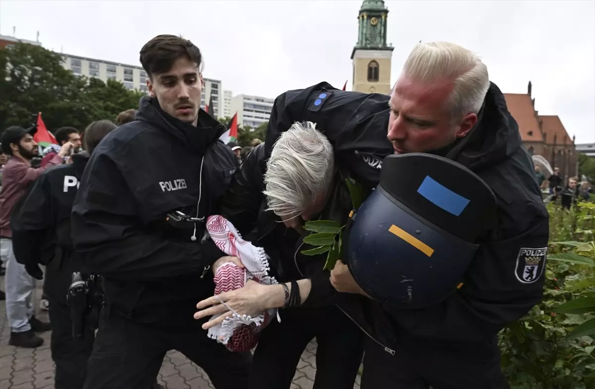 Berlin\'de Filistin Eylemi: Polis Müdahalesi