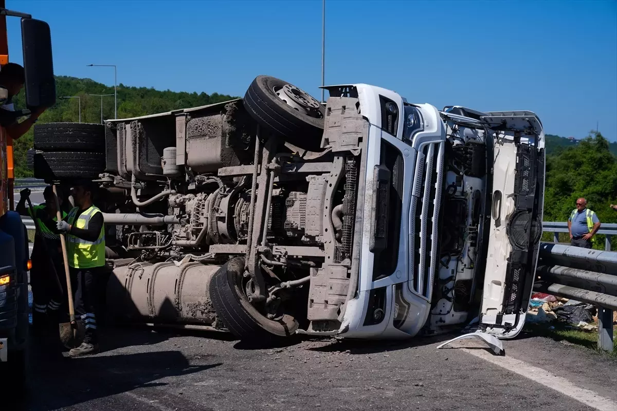 Beykoz\'da Kamyon Devrildi, Sürücü Yaralandı