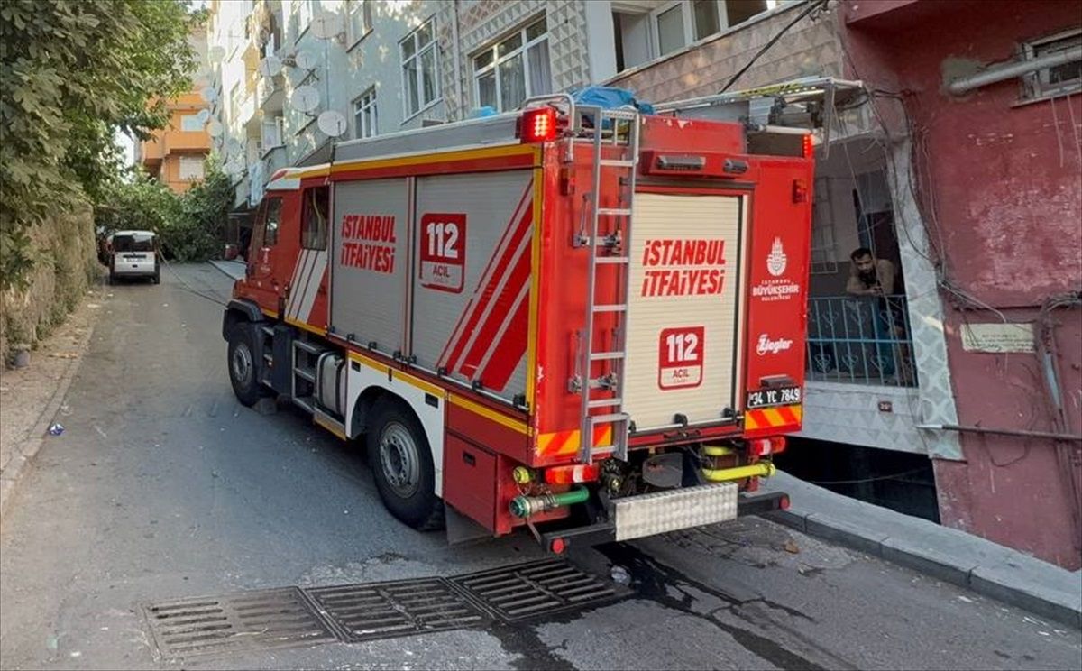 Beyoğlu\'nda Devri Ağaçlar İki Araca Zarar Verdi