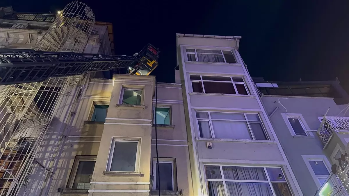 Beyoğlu\'nda eğlence mekanının çatısında çıkan yangın söndürüldü