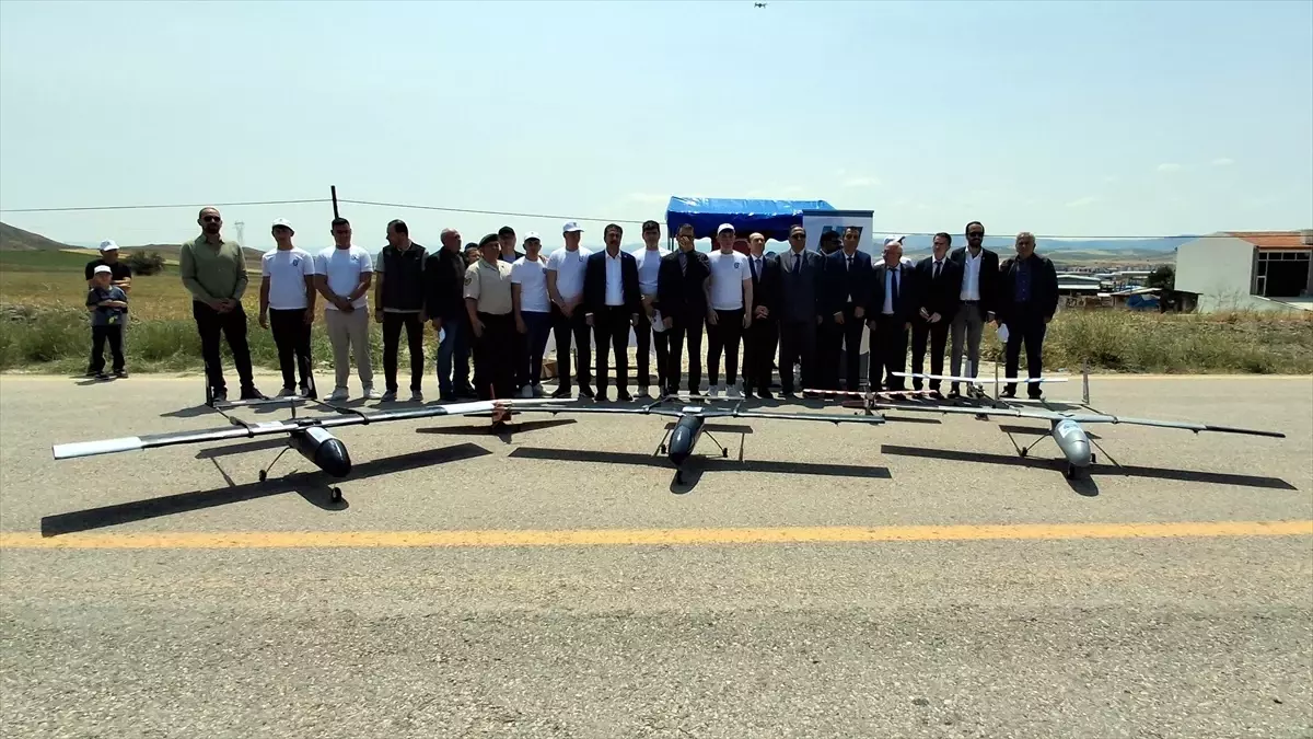 Beypazarı\'nda Öğrenciler Hava Gösterisi Yaptı