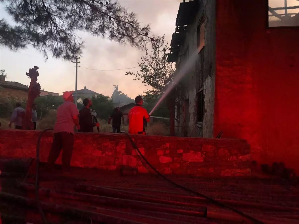 Osmaneli\'nde Metruk Bina Yangınında Kullanılamaz Hale Geldi