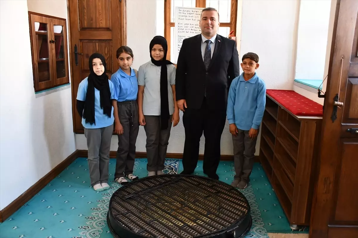 Öğrenciler İlk Dersi Ertuğrul Gazi Türbesi\'nde Aldı
