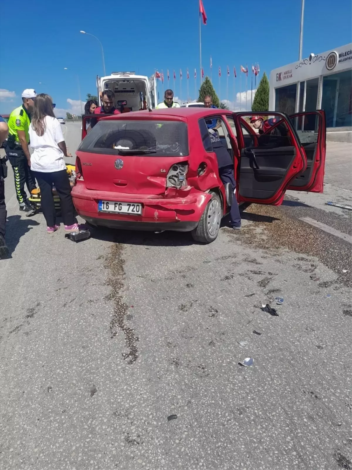 Bilecik\'te Otomobilin Refüje Çarpması: 1 Yaralı