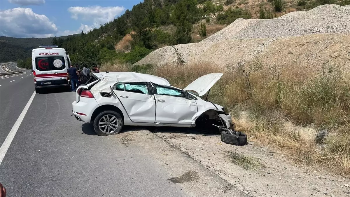 Osmaneli\'nde Otomobil Devrildi, Sürücü Yaralandı