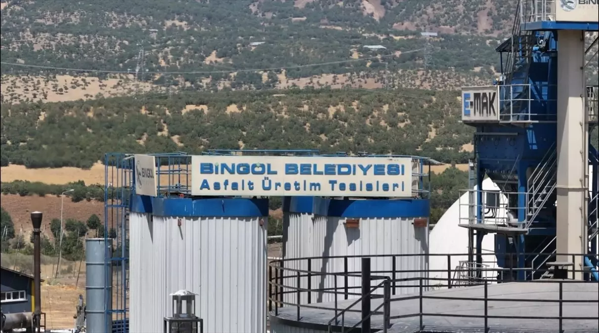Bingöl\'de Yol Asfaltlama Çalışmaları Devam Ediyor