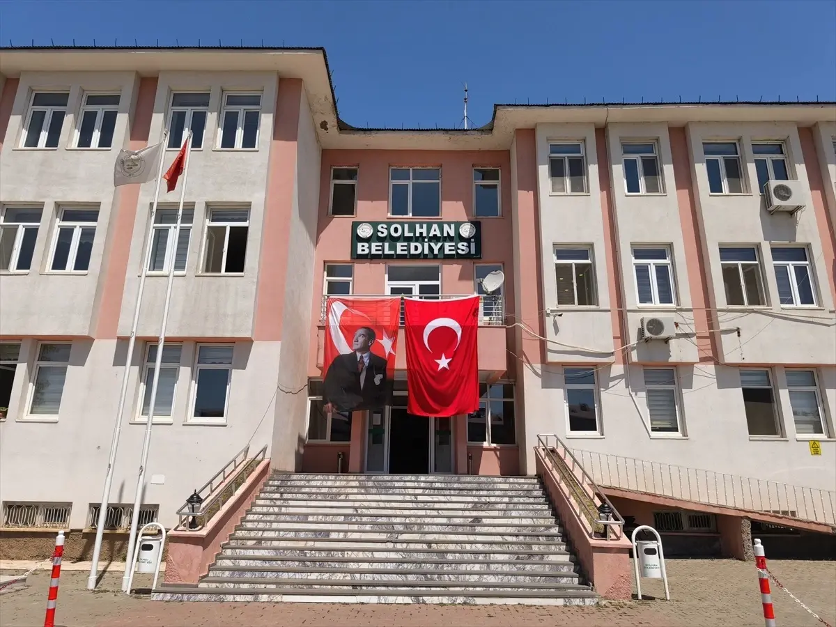 Bingöl\'de 15 Temmuz dolayısıyla kurumlara Türk bayrakları asıldı, şehitlikler ziyaret edildi