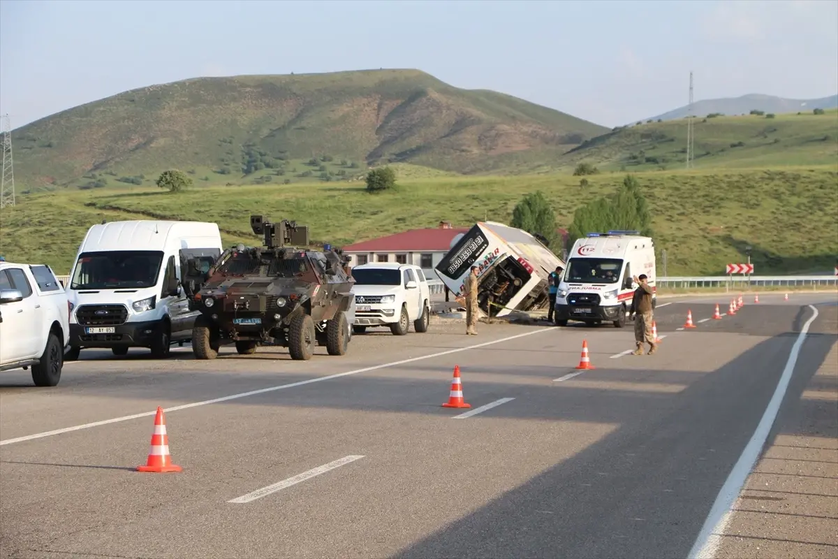 Bingöl\'de Otobüs Devrildi: 3 Yaralı