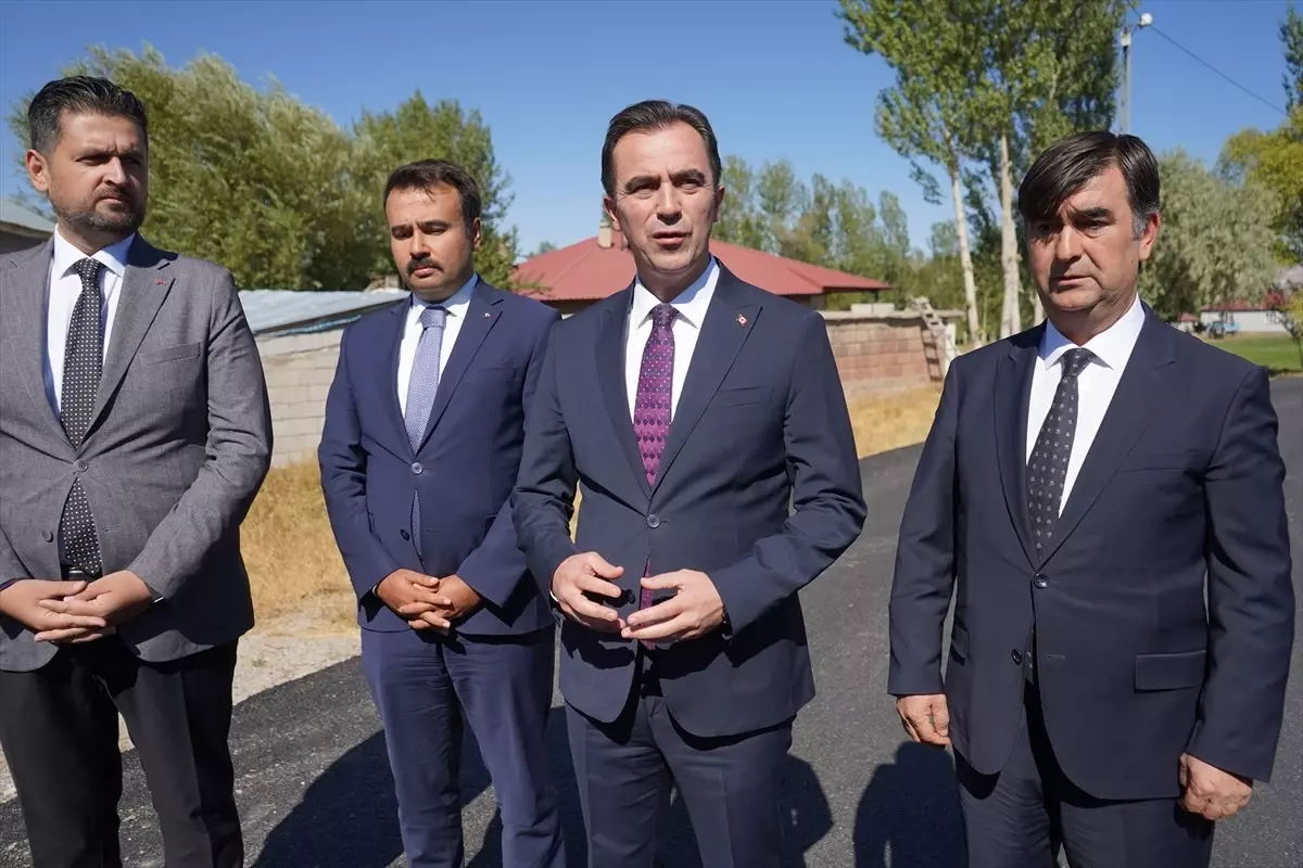 Ahlat\'ta Köy Yolları Asfaltlanıyor