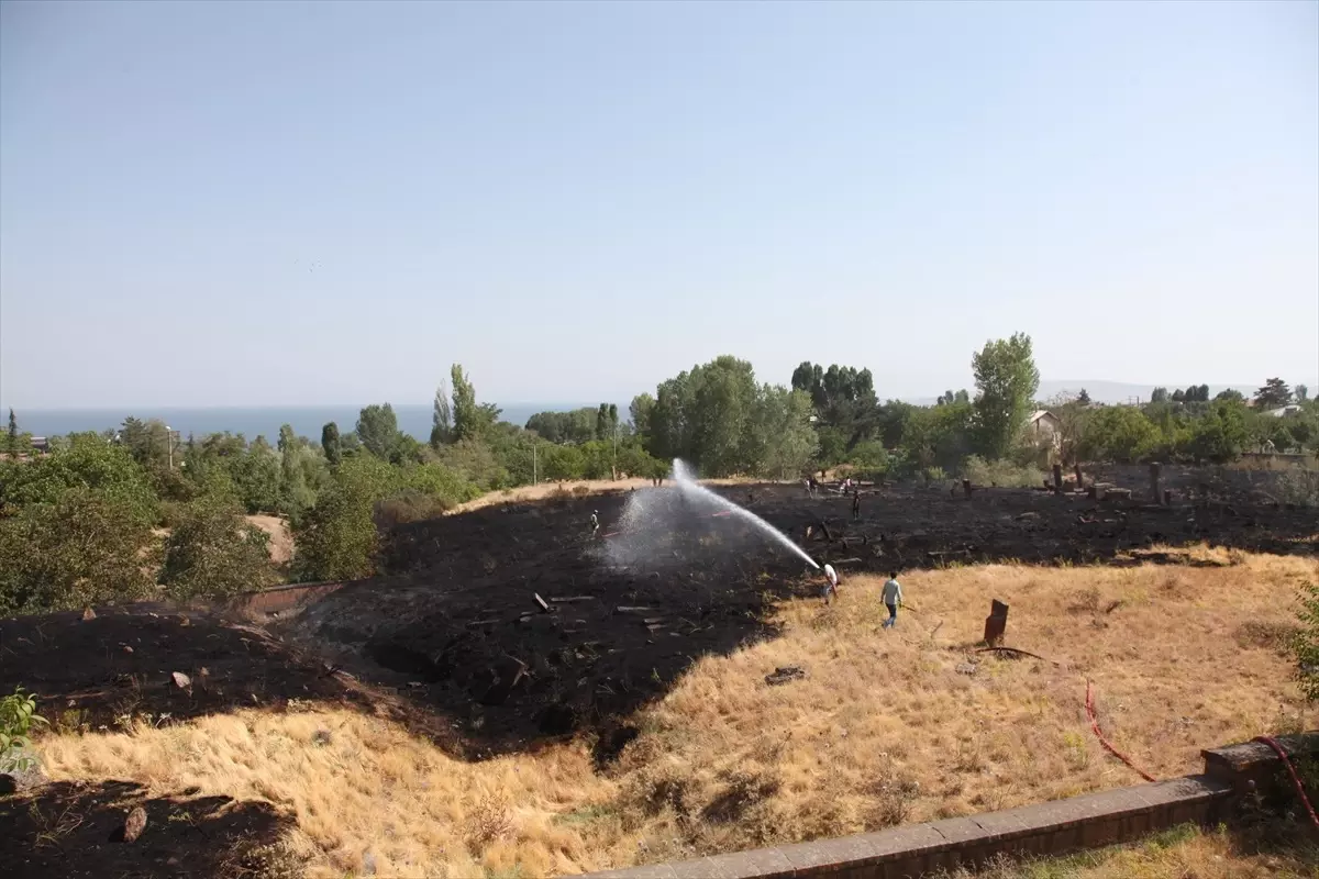 Ahlat\'ta Mezarlıkta Yangın Çıktı