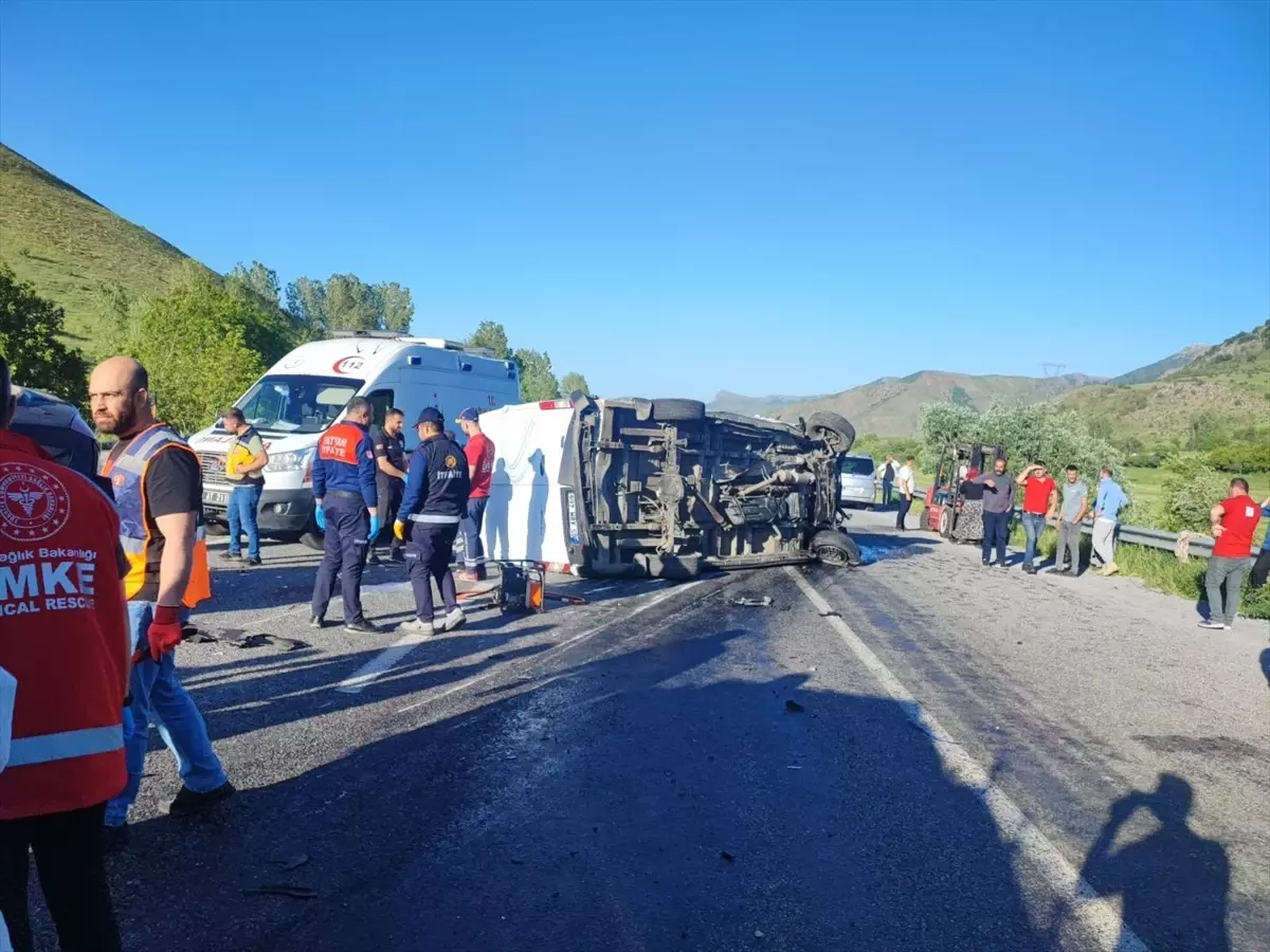 Tatvan\'da Trafik Kazası: 2 Ölü, 1 Yaralı